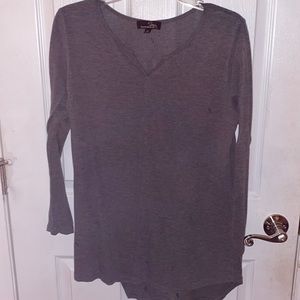gray long sleeve T-shirt